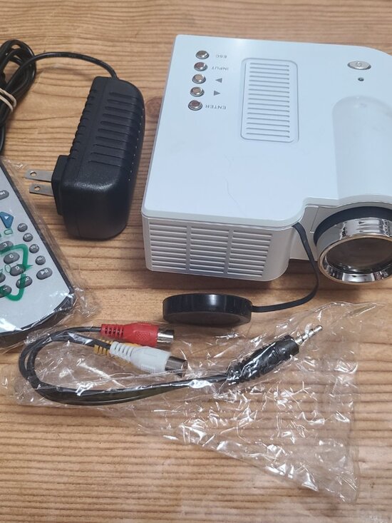 Mini Projector with remote (AS IS) - Picture 2 of 3